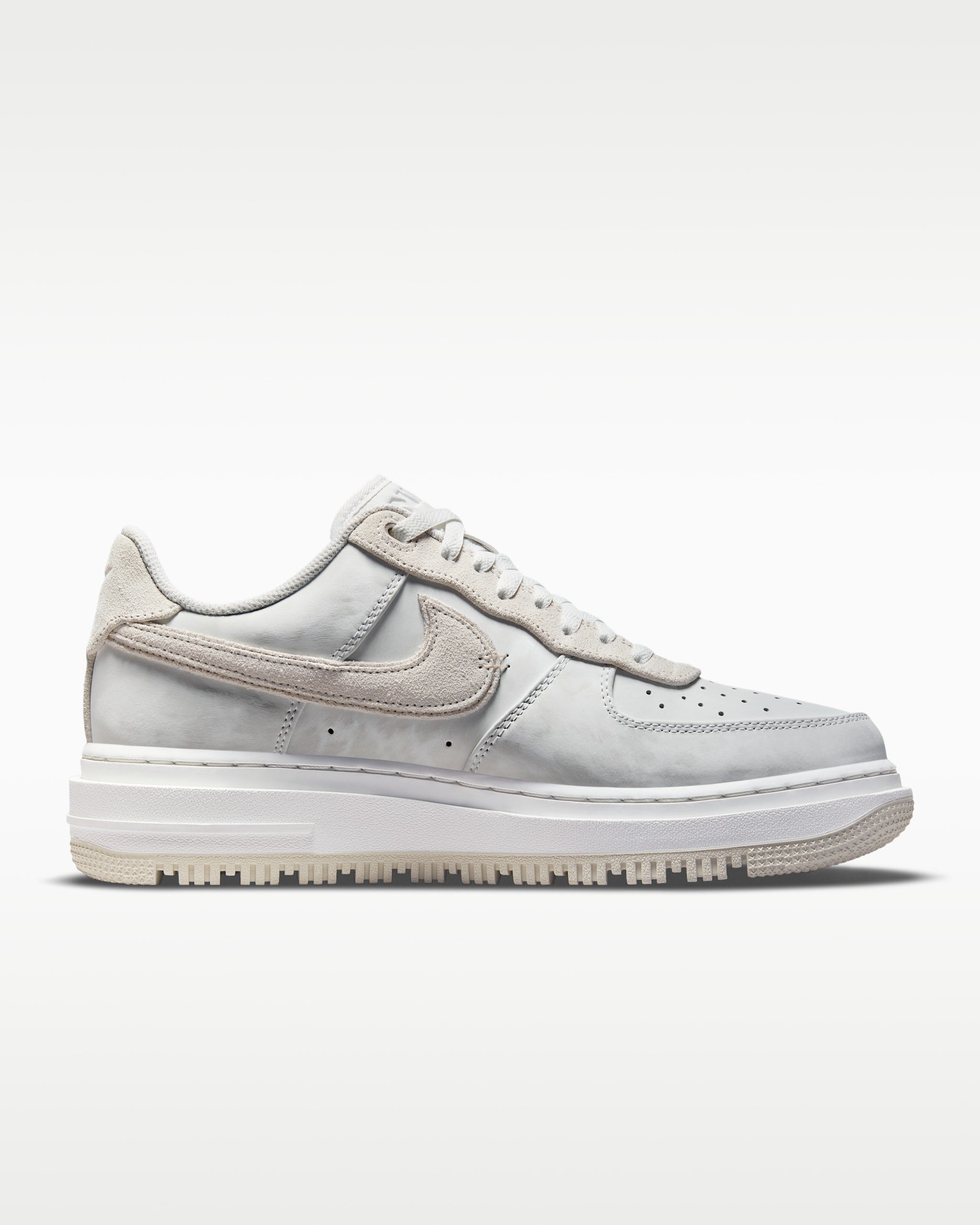 NIKE AIR FORCE 1 LUXE LOW