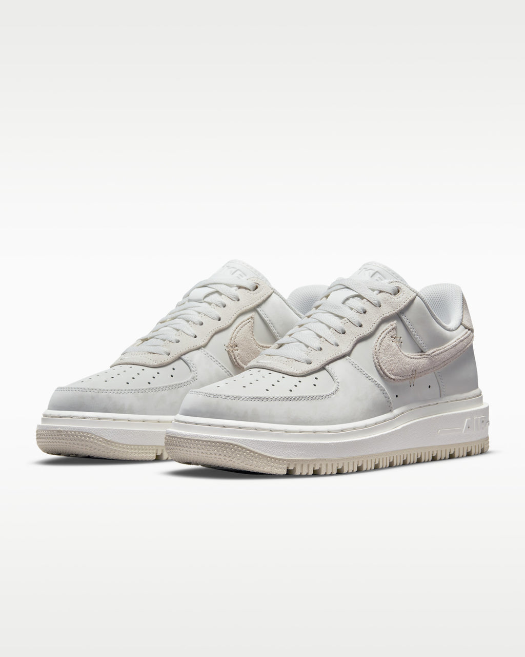 NIKE AIR FORCE 1 LUXE LOW