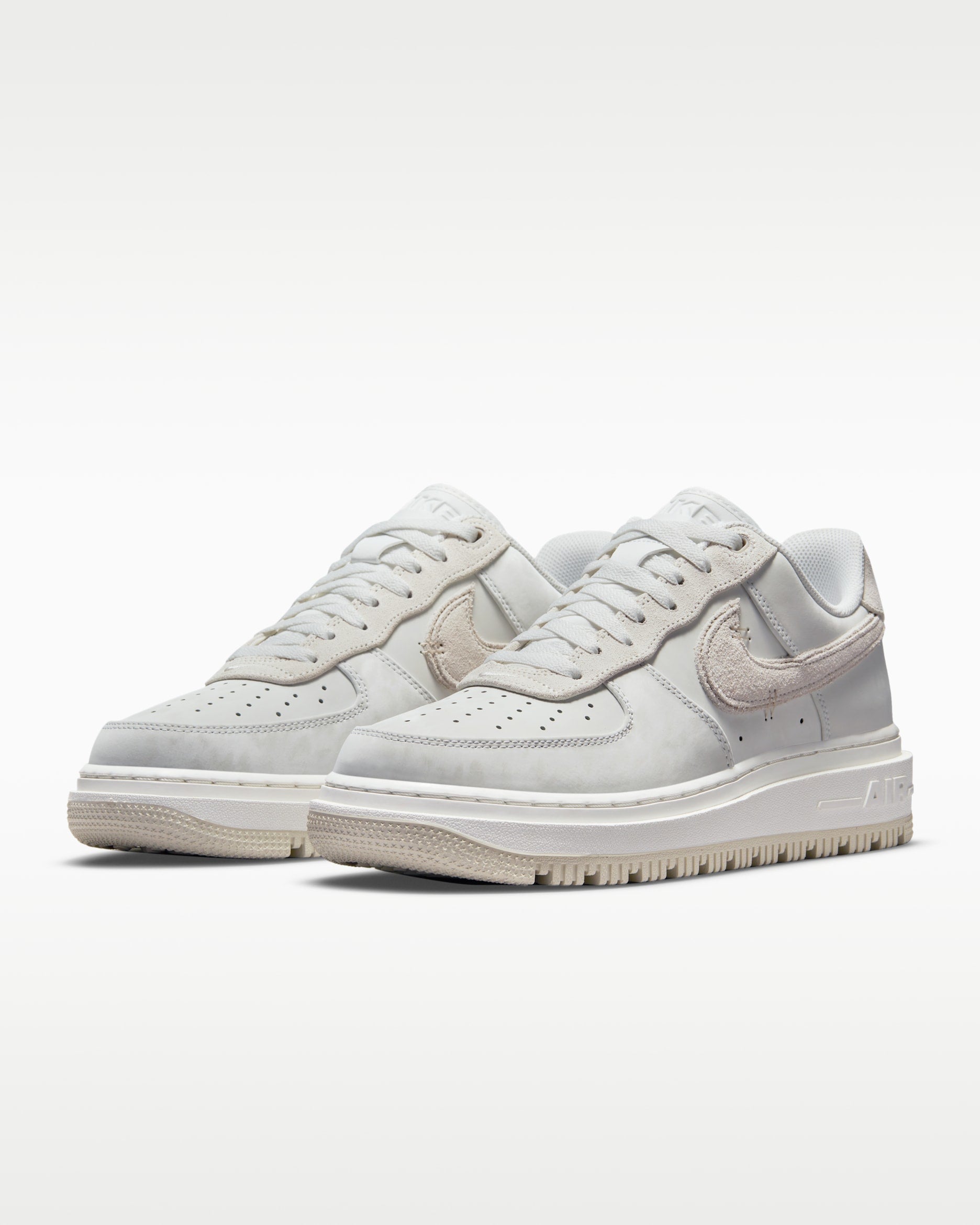 NIKE AIR FORCE 1 LUXE LOW